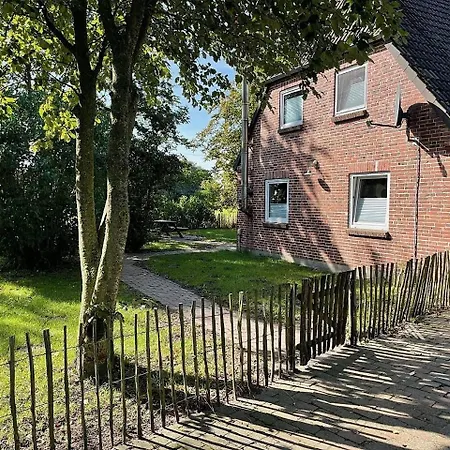 Grosszuegiges Mit Grossem Garten In Alleinlage