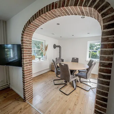 Grosszuegiges Mit Grossem Garten In Alleinlage